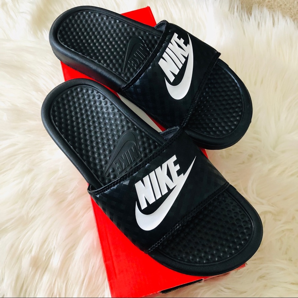 Women’s Nike Benassi Slides Size 7